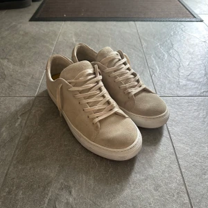 Sneaky Steve herr - Storlek 42 men passa även 43. Fint skick (använda ca 10 gånger. Tveka inte på skicka frågor eller prisförslag. Priset är ej hugget i sten!