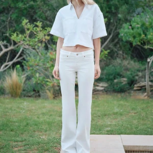 Vita bootcut jeans  - Snygga vita Lågmidjade bootcut jeans. Storlek S, slutsålda på hm💕Endast använd en gång