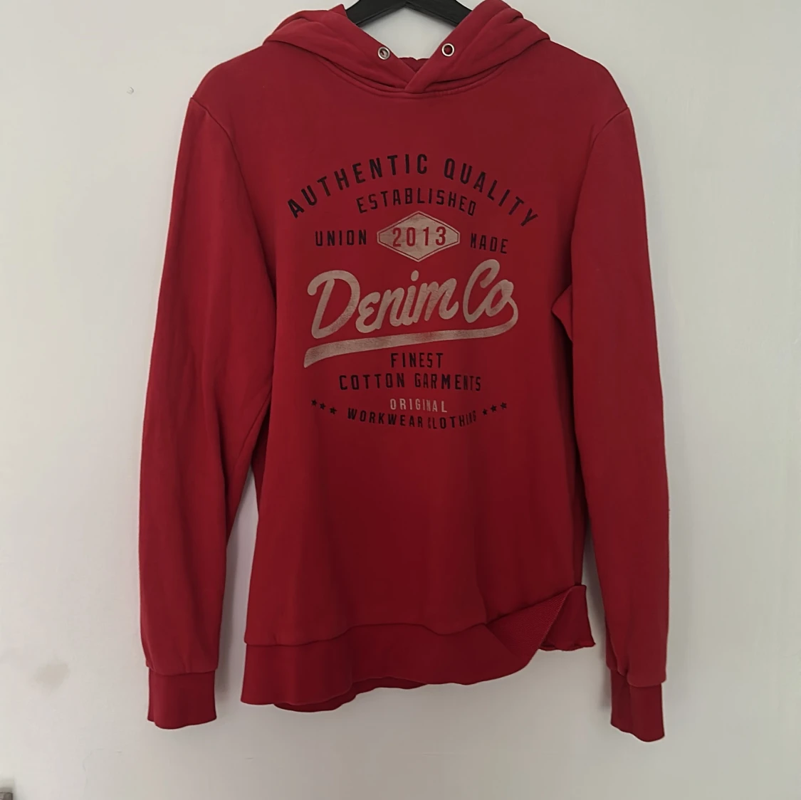 Röd hoodie från Produkt Denim Co