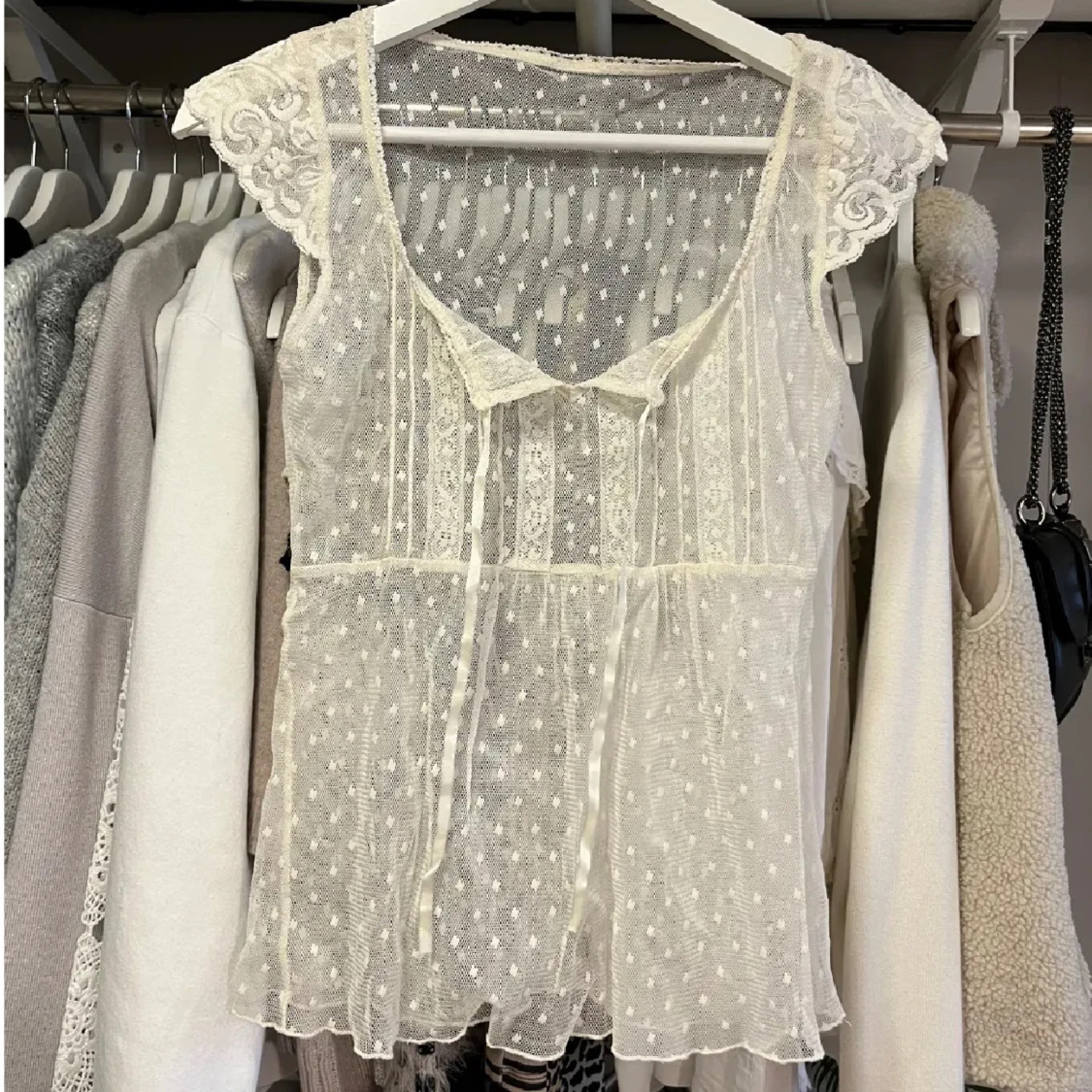 Vit spetsblus med prickigt mönster