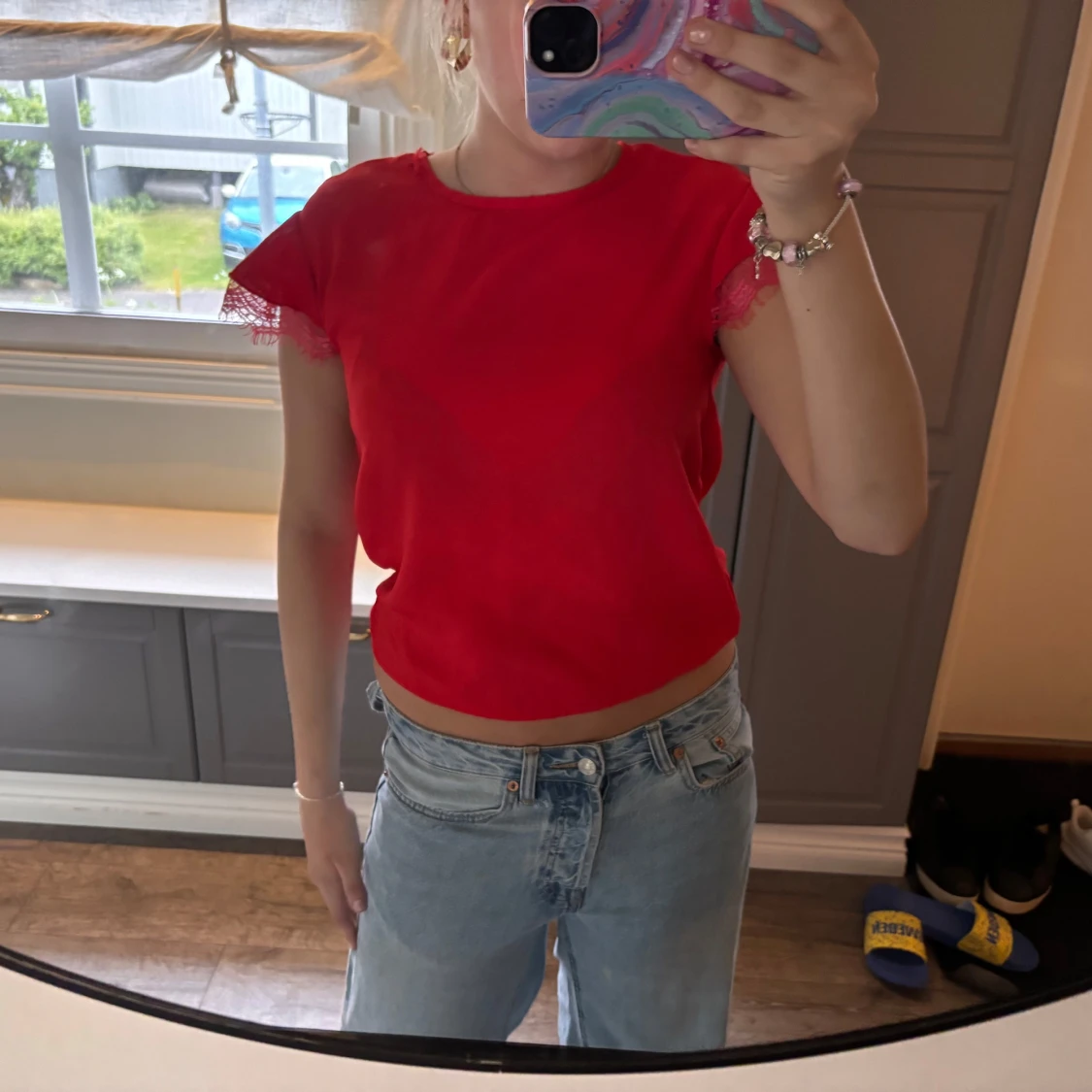 Röd topp med spetsdetaljer och öppen rygg