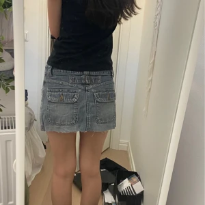 Vintage jeanskjol - Snygg vintage jeanskjol med fin tvätt och massa detaljer från H&M som inte går att köpa längre då den är vintage 🩶 Midjemått: 37 cm rakt över, längd: 30 cm (jag är en 166)