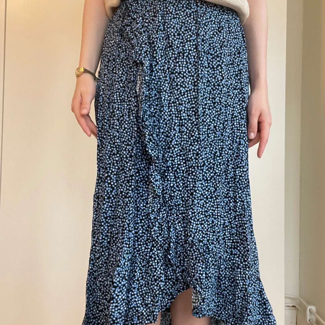 Svartblå prickig omlottkjol med volang - 1