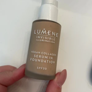 Lumene Serum Foundation Shade 4 - Lumene Invisible Illumination Vegan Collagen Serum in Foundation i nyansen Shade 4. Flytande foundation med SPF30, ger en naturlig finish och innehåller veganskt kollagen. Kommer i en stilren glasflaska med pump.