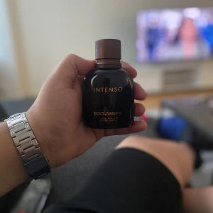 Dolce & Gabbana Intenso EdP 200ml - Hej,  nu ska jag sälja mina två parfymer som jag haft i två månader. Dolce & Gabbana har jag bara använt en gång. KENZO har jag använt 3-4 gånger. Ingen låda går med men kan fixa nånting fint för att de ska se bra ut.  400kr styck 800kr för båda  Nypris för Dolce & Gabbana (903kr) Nypris för KENZO L’Eau (881kr)