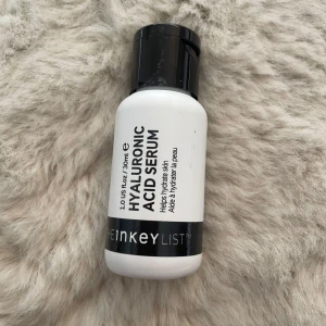 Hyaluronic Acid Serum The Inkey List - Hyaluronic Acid Serum från The Inkey List i en vit plastflaska med svart lock. Innehåller 30 ml återfuktande serum som boostar huden med fukt. Perfekt för dig som vill ha en fräsch och återfuktad känsla. Enkel att använda både morgon och kväll.