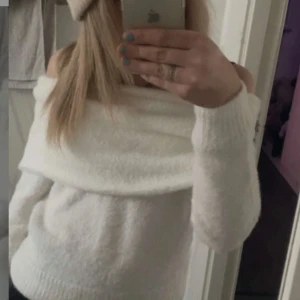 offshoulder tröja från zara 🤍 - Superfin vit stickad tröja med offshoulder-design. Mjuk och skön med långa ärmar och bred krage som vilar över axlarna. Perfekt för en mysig och stilren look. Storleken är xs :) mer bilder går att få ! Så mjuk å skön tröja😻🤍