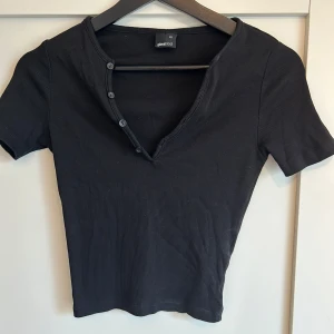 Ribbad topp  - Svart ribbad topp från Gina Tricot. Använd enstaka gång, Storlek XS!