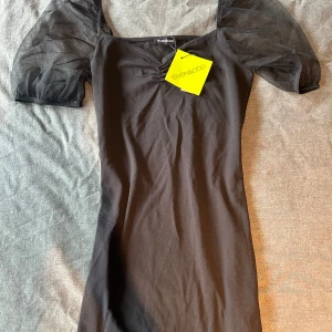 Svart klänning med puffärmar från Even&Odd - Klänningen är helt oanvänd och har alla lappar kvar. Storlek M. 