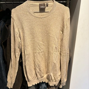 Oscar Jacobsson tröja  - Tunn Oscar Jacobsson tröja som använts 1 gång. Säljer då jag växt ut den. Perfekt till sommaren. Storlek M 