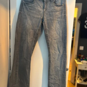 Gråa lågmidjade jeans - Snygga grå jeans från Gina Tricot i storlek 170! Dom är dock uppsydda så jag skulle säga att dom passar 152/158 och kanske 164! Annars är dom i bra skick