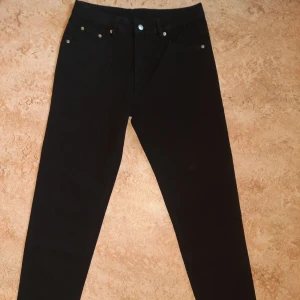 Helt nya Svarta Jeans - Snygga svarta jeans med skinny fit och hög midja. Klassisk femficksmodell med silverfärgade nitar och knapp. Jeansen har smal passform hela vägen ner och är tillverkade i ett stretchigt jeanstyg för extra komfort.