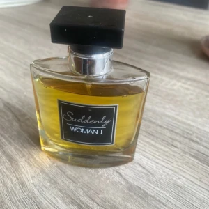 Suddenly Woman I parfym - Parfymen Suddenly Woman I 50ml knappt använd. 