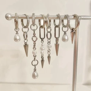 Örhängen  - Just nu utförsäljning på dessa snygga örhängen i silver!!!💓💓💓💓 gäller så långt lagret räcker. 109 kr/par, glittriga 119 kr/par. Går att kombinera två olika örhängen i ett par 