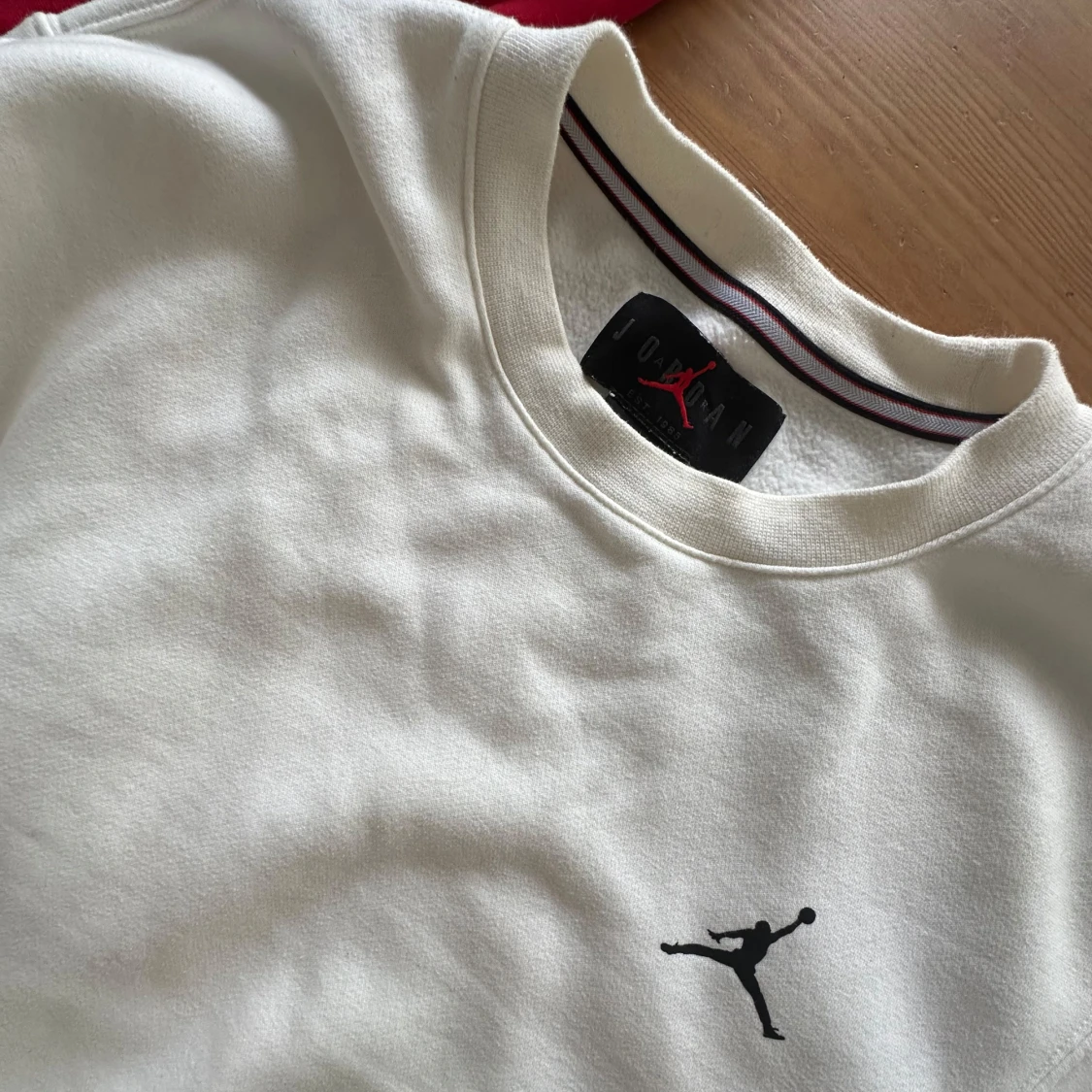 Jordan hoodie I rött och svart och vit Jordan sweatshirt.