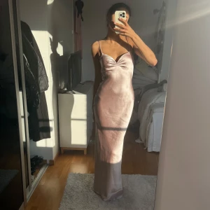 Meshki lilly dress - Helt ny och oanvänd! Perfekt till midsommar eller bal! Jag är 174cm