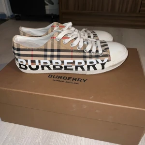 Burberry skor - Fina burberry skor i storlek 43 (äkta)