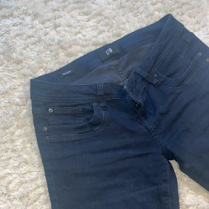 Mörkblå bootcut jeans från LTB - Snygga mörkblå jeans från LTB med klassisk femficksdesign och bootcut-ben. Jeansen har normal passform och är tillverkade i stretchigt denim för extra komfort. Modell Valerie och storlek 26x30💕 supersnygg  mörkblå färg och är använda ungefär 5 ggr🥰