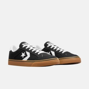 Svarta Converse sneakers med vit detalj - Helt nya svarta Converse sneakers med vit stjärndetalj på sidan, vita skosnören och vit häl. Skorna har använts tre fyra gånger men insåg snabbt att de inte är något för mig.
