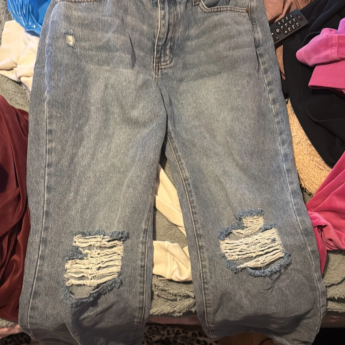 Blå jeans med slitningar från SHEIN - 3