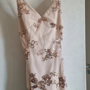 Champagnefärgad balklänning med paljetter - Säljer denna superfina helt oanvända balklänningen 💋 köpt för 815 kr💋