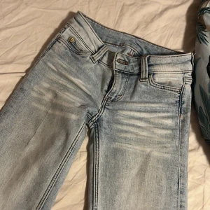 Ljusblå jeansbyxor från Cheap Monday - Säljer ett par ljusblå jeans från Cheap Monday, säljer pga en tråd har gått upp . Det är inte ett hål utan ett sträck!!, nyskick förutom att jag fastnade i en buske så en tråd gick upp, bara de stället ! STORLEK 23/30 men har sytt och längden ca 5 mm PRIS KAN DISKUTERAS de kostar 400 från början