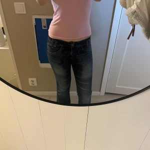 Bootcut jeans - Blå jeans från Lee, köpt secondhand.