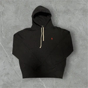 Polo Ralph Lauren Hoodie Svart - 📍Storlek: M  💪🏽Skick: Mycket bra!  📐Mått: Längd:64cm Axelbredd: 51cm  📎Material: 60% bomull 40% polyester  📦Skickar alltid inom 24h  💸Köp fler plagg för att få billigare pris  ✅Äkthetsgaranti