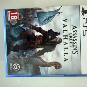 Assassin's Creed Valhalla - Ett episkt vikingaäventyr där du utforskar, slåss och bygger din egen saga i en öppen värld. Perfekt för dig som gillar action, historia och spännande berättelser. PS5-versionen ger dig grym grafik och intensiva strider.