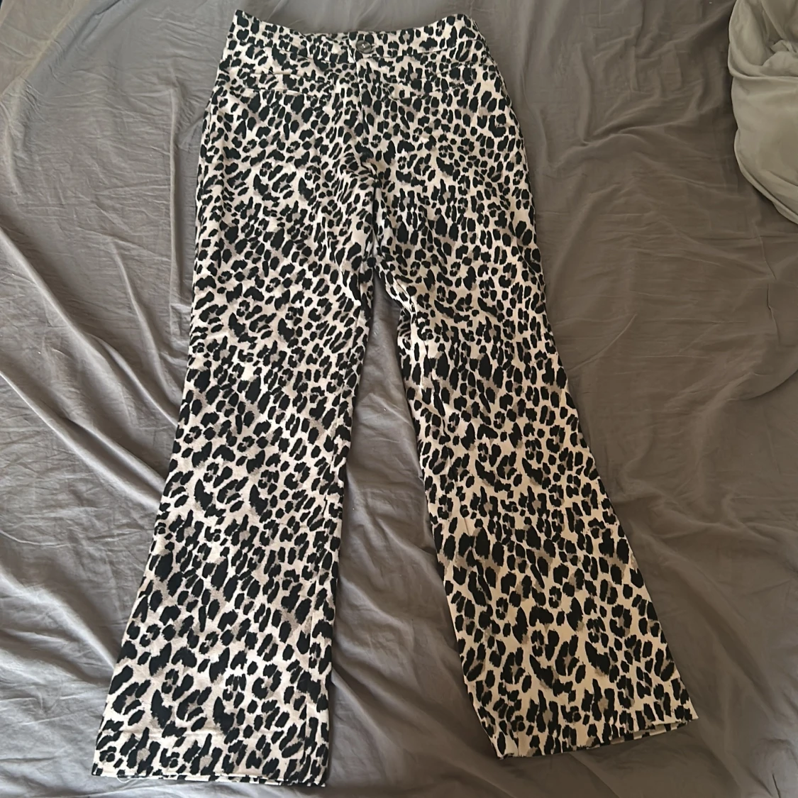 Leopardmönstrade byxor med rak passform