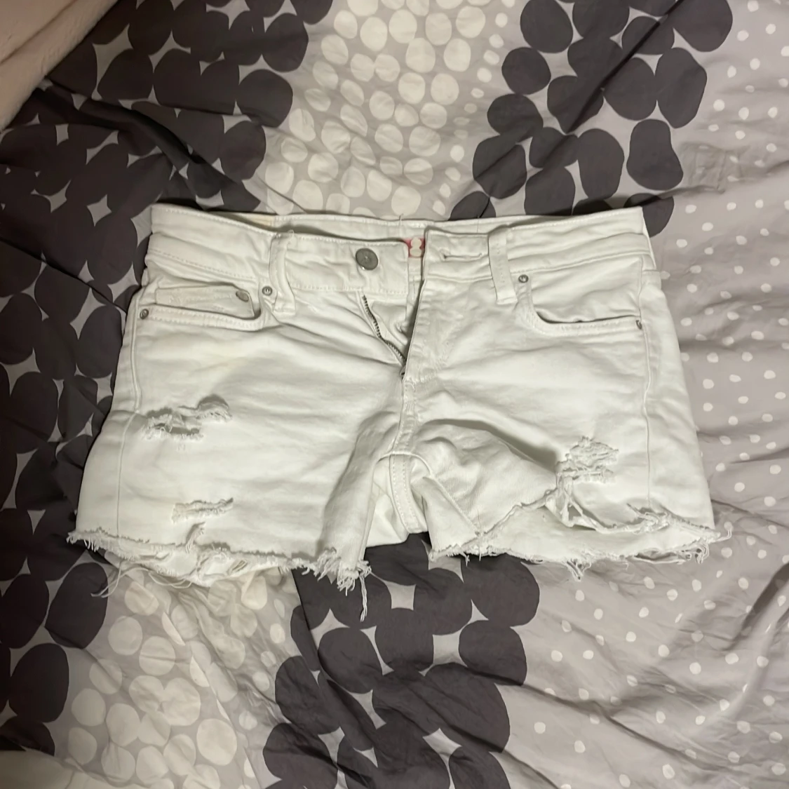 Vita jeansshorts från SOIN