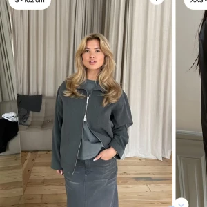 Grå overshirt med dragkedja - Snygg grå overshirt med rak passform och hel dragkedja framtill. Jackan har långa ärmar och en minimalistisk look, perfekt att slänga över en t-shirt. Materialet ser ut att vara bomull eller en bomullsblandning. Enkel och stilren vibe. Aldrig använd. Bara glömt att returnera…