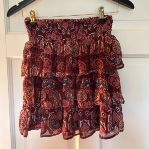 Söt kjol från Lindex  - Kjol från Lindex barnavdelning som inte sälj längre. Den är knappt använd och säljer pga att den inte används. Den är i barn storleken 158/164 men skulle säga den passar som XS. Pris kan alltid diskuteras❣️