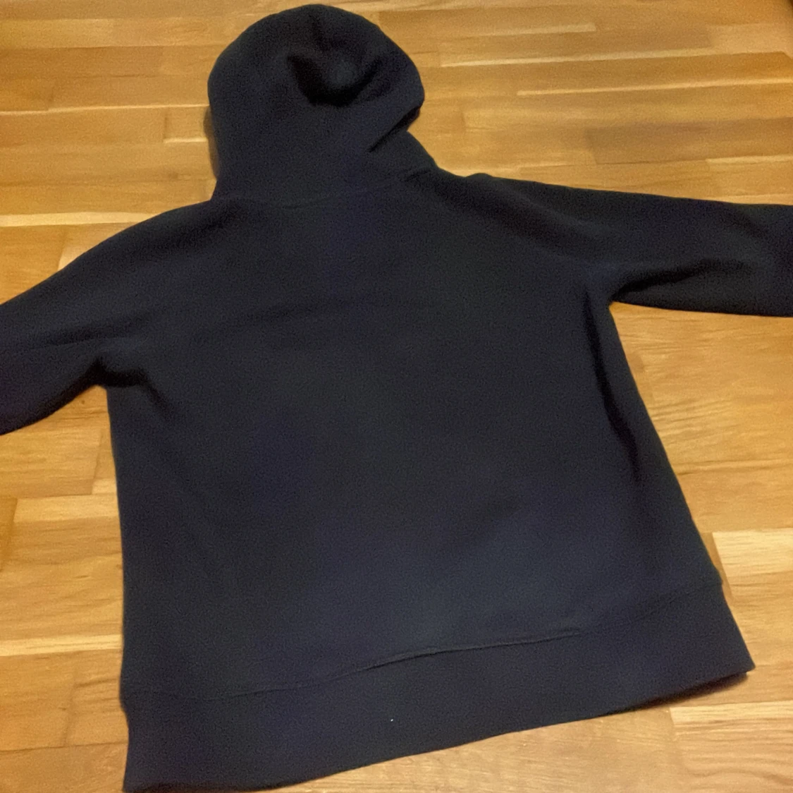 Svart hoodie från GANT med logga - 1