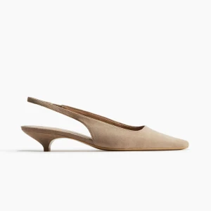 Beige pumps med låg klack från H&M - Slutsålda beiga pumps från H&M, endast testade med prislapp kvar❣️Storlek 36