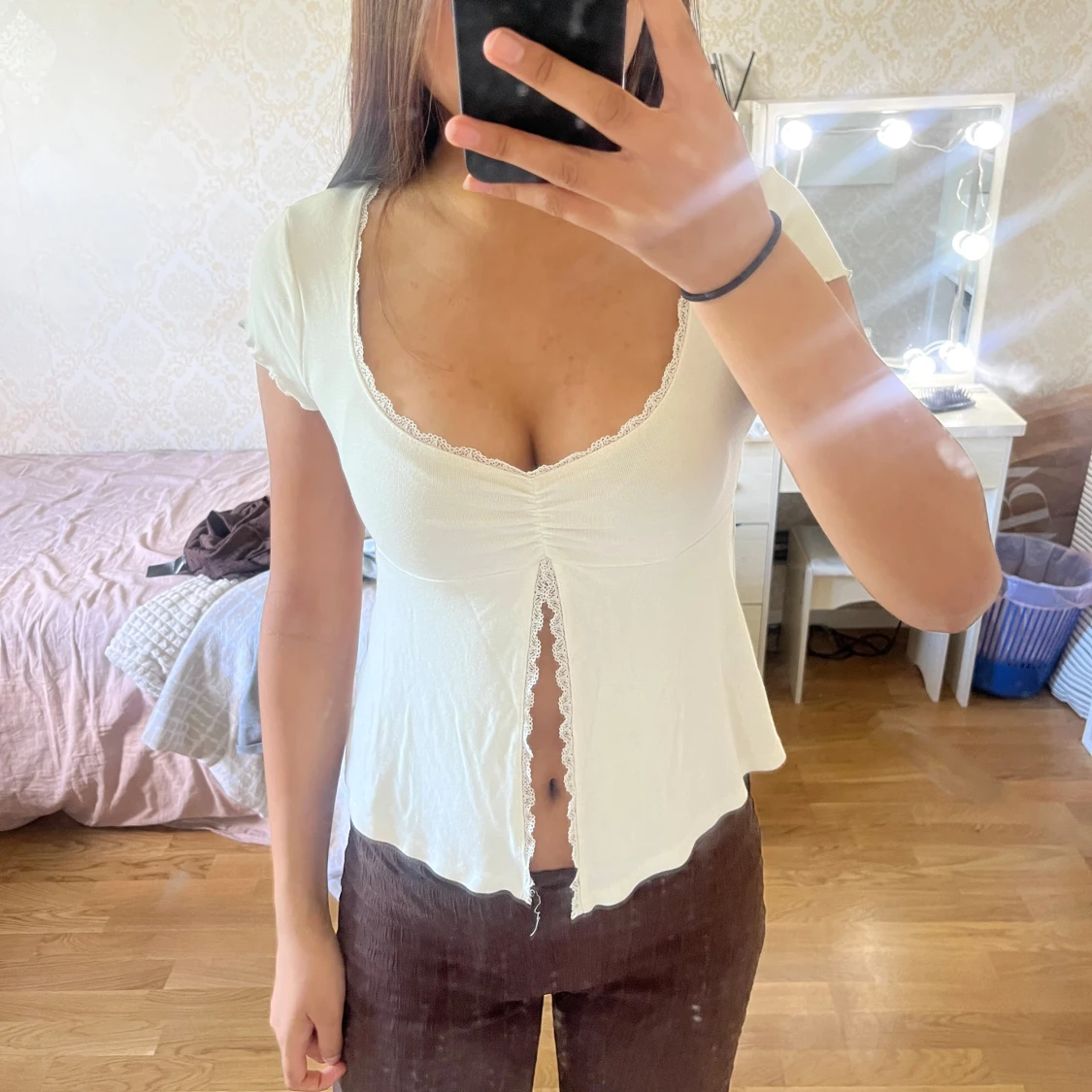 Vit v-ringad topp med spetsdetaljer