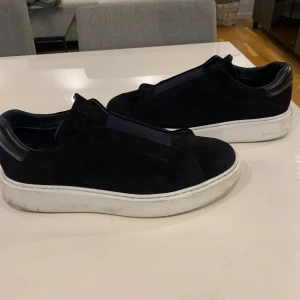 Mörkblåa/Vita sneakers - Ett par fräscha sneakers , perfekt för sommarn! Knappt använda!