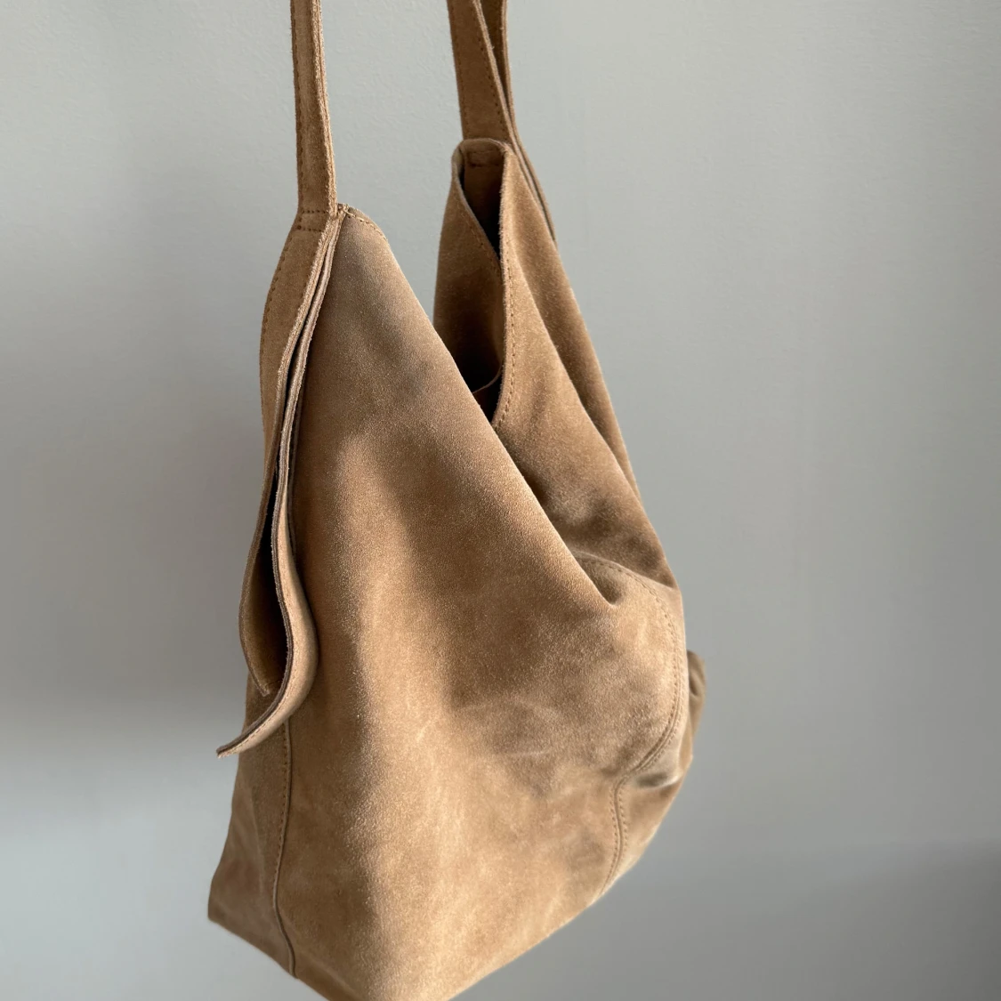 Beige axelväska i mocka - 1