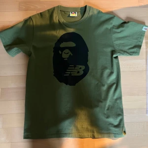 Grön BAPE x New Balance t-shirt Limited edition - Säljer pågrund av att den var för stor för mig bara testat så den är helt ny