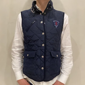 Väst Bondelid  - Hej! Säljer nu min Jacka från Bondelid i storlek M, fint skick. Tveka inte på att höra av dig om du har frågor eller funderingar kring varan!                      Ny pris 1 099kr