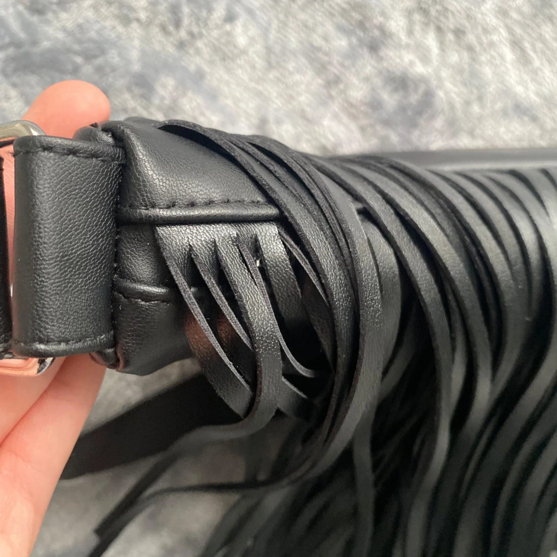 Svart axelväska med fransar från H&M - 3