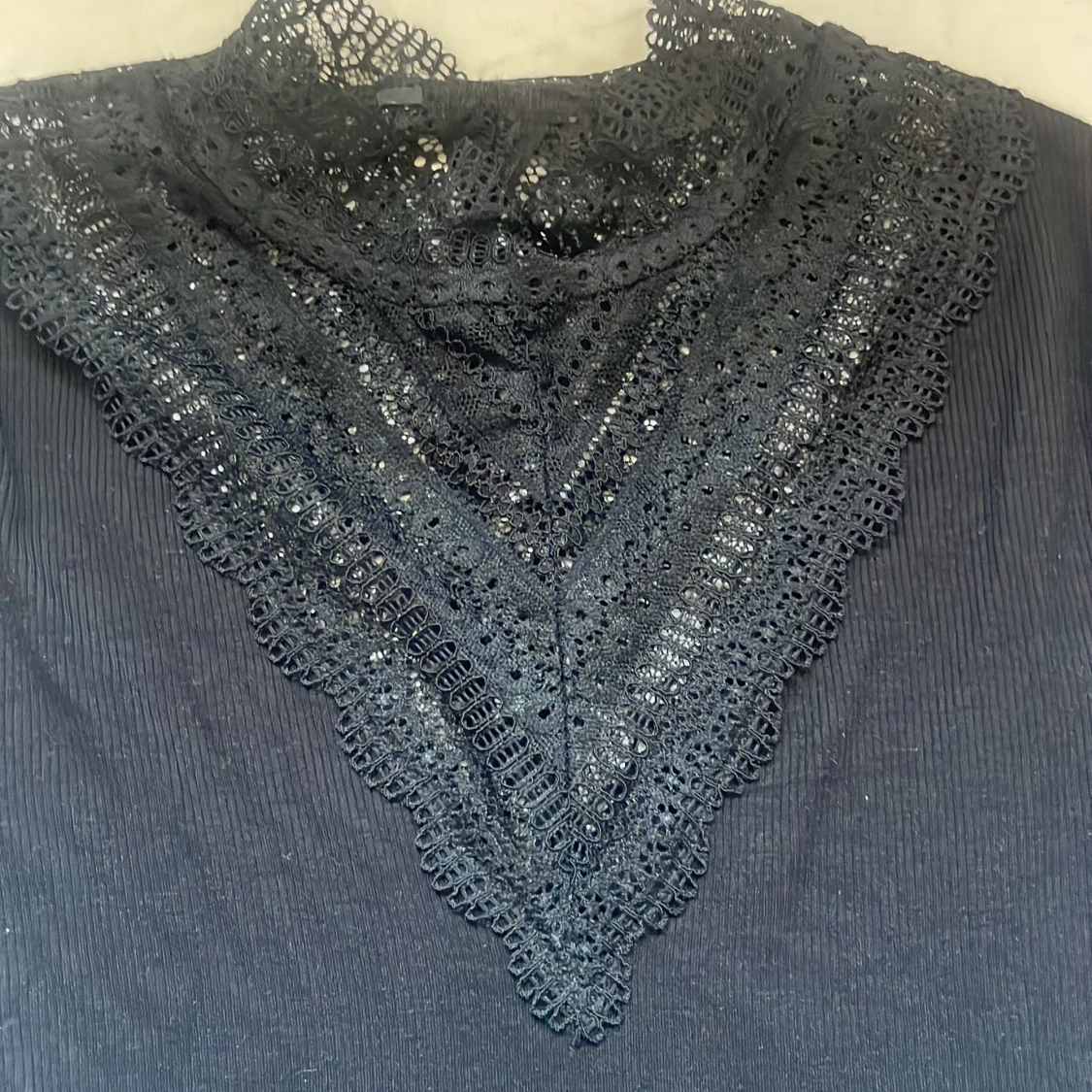 Svart långärmad topp med spetsdetaljer - 2