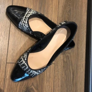 Svartvita ballerinaskor - Säljer ett par snygga ballerinaskor eftersom de var lite för stor för mig. De är som nya o hade passat till allt❤️ de är storlek 38 fast kan passa 39 också 