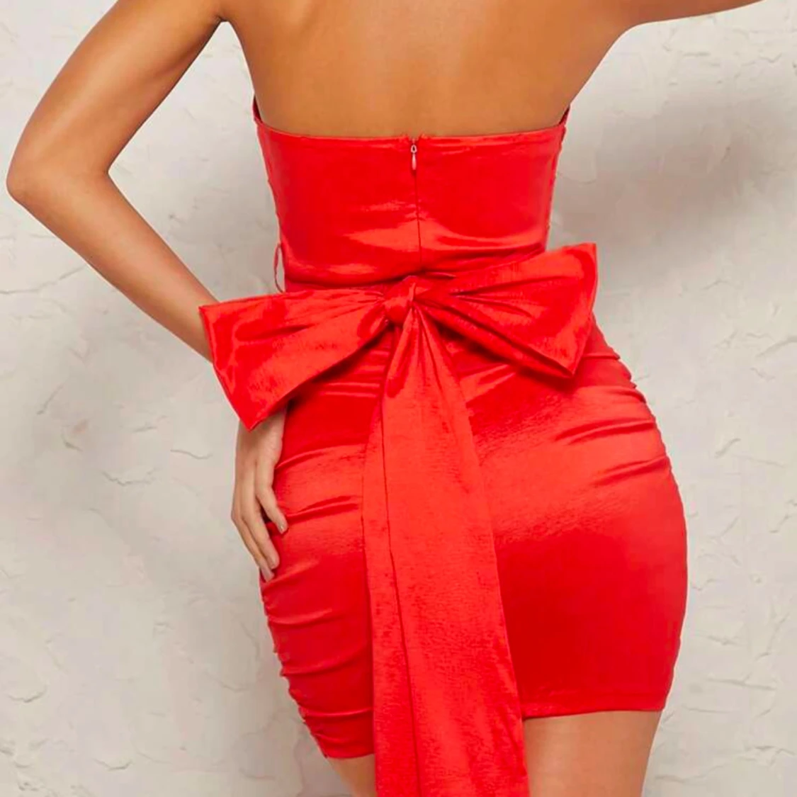 Röd axelbandslös kortklänning med rosett - 2