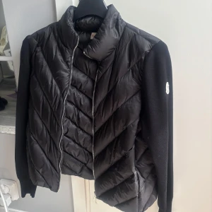 Moncler cardigan - Säljer nu min älskade jacka, moncler cardigan  i storlek S/2