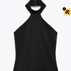 Svart halterneck topp - Säljer en svart halterneck topp från Zara, strl M men passar xs/s också. Prislappen är kvar och endast testad, jag säljer då jag inte hann lämna tillbaka den för att jag köpte den när jag va i London. 
