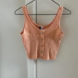linne med knappar - Fint linne med en peach aktig färg. Går ej att öppna knapparna. Från H&M i storlek s. Sällan använd/max 3-5 gånger.