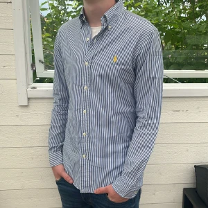 Randig Ralph lauren skjorta - Skick: 10/10, ny pris: 1699, storlek S och modell är slim fit, postas inom 48h och bara att skriva vid funderingar👍
