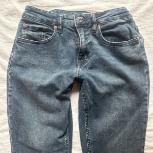 Bootcut jeans  - Säljer mina mörkblå bootcut Jeans från Gina som jag köpte förra sommaren. Använt bara ett par gånger. Säljer dessa pågrund av för stor storlek