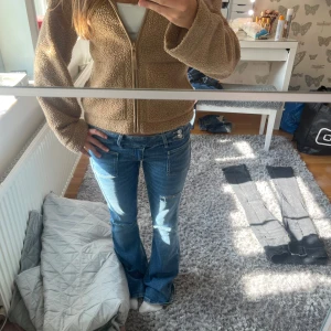 Beige teddyjacka med dragkedja - Supermysig beige/brun teddyjacka med hel dragkedja framtill och hög krage. Perfekt höst färg och lätt jacka att bara slänga på sig när det är lite kyligt med ändå varmt💕 Den är från hm och är i storlek Xs. Skriv om ni har några frågor💕